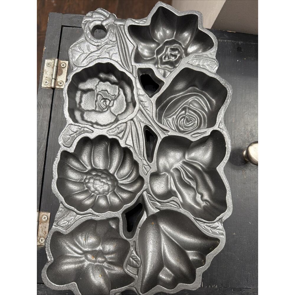 Vintage John Wright Cast Iron Muffin Cornbread Pan‎ – Floral Mold – 1991 USA